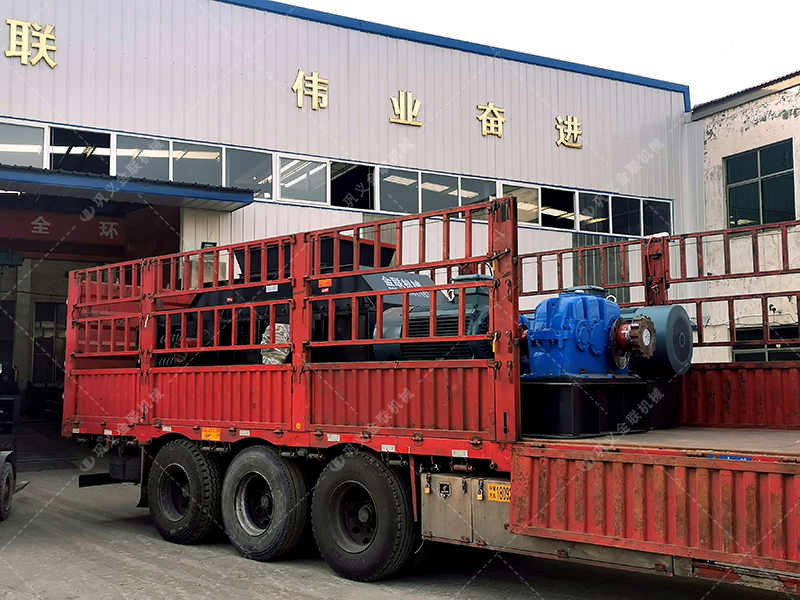 2PG1500x1000超大型對輥破碎制砂機發貨 發往陜西